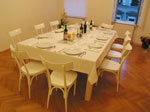 Wohnung Wien 9, Speisezimmer mit großem Tisch (Teilansicht)