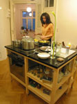 Wohnung Wien 9, Küche mit Kochinsel (Teilansicht)